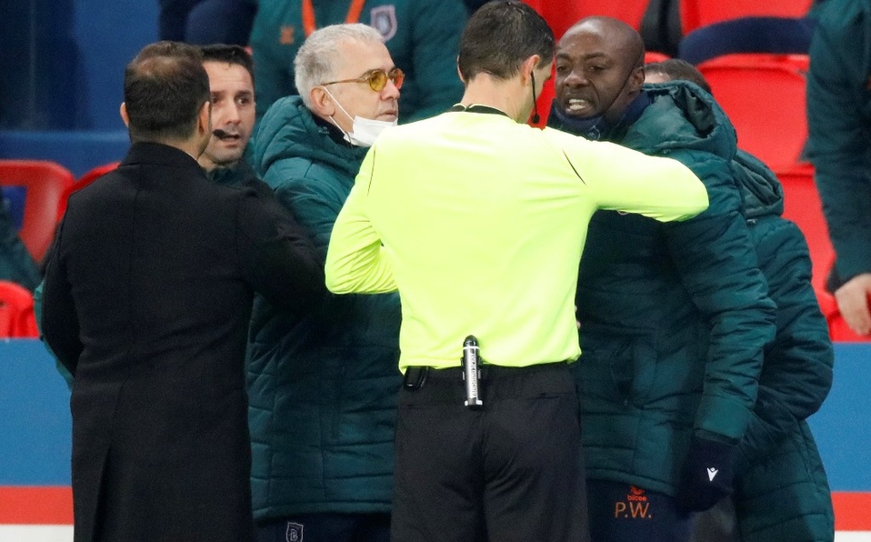 Se suspende duelo de Champions entre PSG e  Istanbul; acusan a árbitro de comentarios racistas