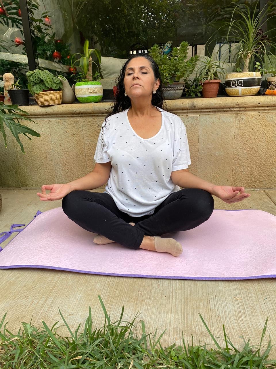Aporta Elba Silva, instructora de Administración, sus conocimientos a través del yoga