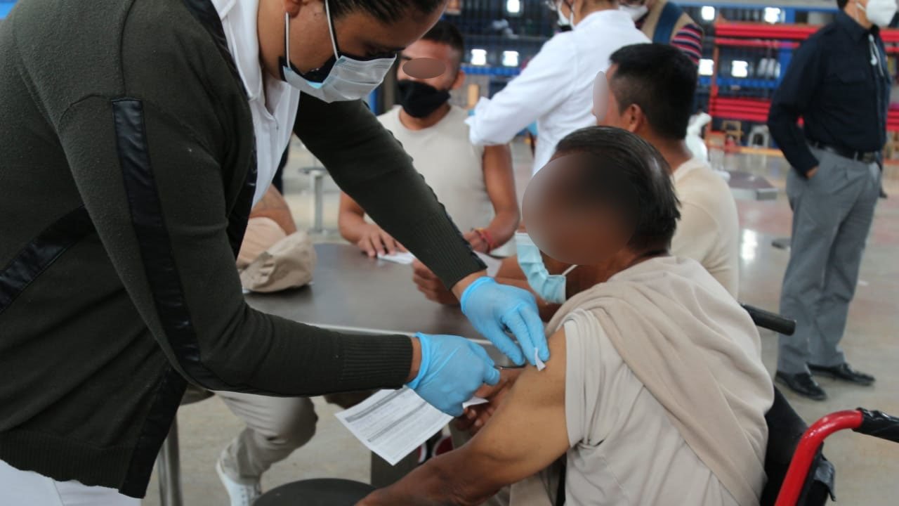 Población penitenciaria de Oaxaca, vacunada en su totalidad contra COVID-19