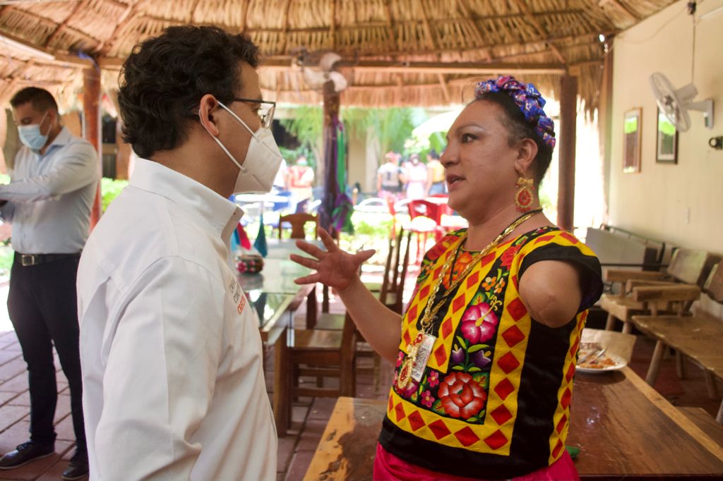 Titular de la Sebien atiende compromisos en gira de trabajo por Juchitán
