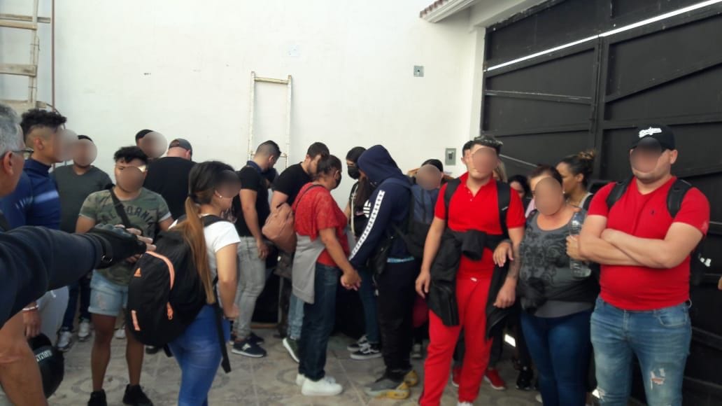 Fiscalía General e INAMI aseguran a 53 migrantes de nacionalidad cubana, en Santa Cruz Xoxocotlán