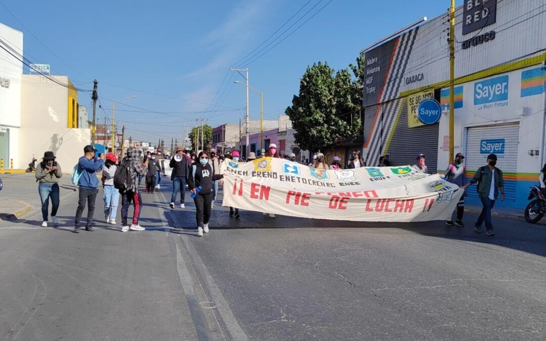 Normalistas marchan en Oaxaca para exigir al gobierno una respuesta