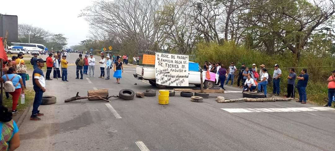 Cumplen padres de familia promesa y cierra carreteras en Oaxaca este lunes