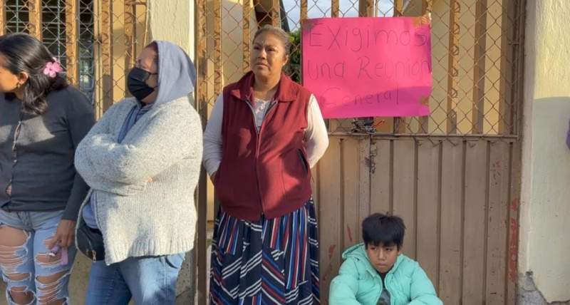 Protestan padres de familia en escuela primaria de Oaxaca por cuotas de inscripción